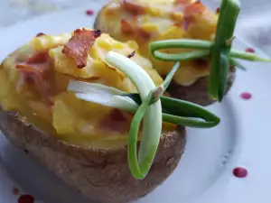 Patatas rellenas de queso y salami