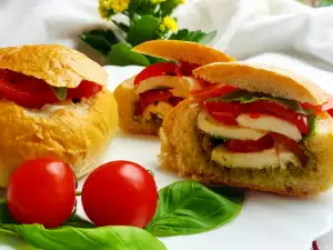 Panecillos Caprese rellenos de mozzarella