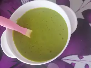 Puré de guisantes para un bebé feliz