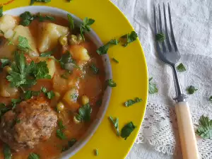 Albóndigas de carne con patatas y guisantes