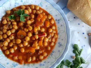 Potaje de garbanzos con zanahorias y tomate