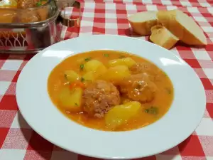 Guiso campesino con patatas y albóndigas