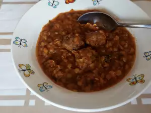 Guiso de lentejas rojas con albóndigas de carne