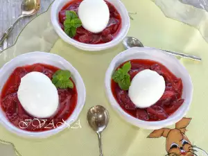 Huevos de panna cotta con salsa de fresas