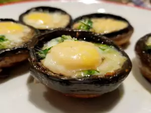 Champiñones rellenos con huevos de codorniz