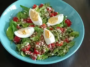 Ensalada saludable de quinoa y espinacas