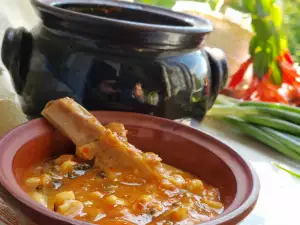 Costillas de cerdo con alubias en cazuela de barro