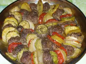 Albóndigas de carne con verduras al horno