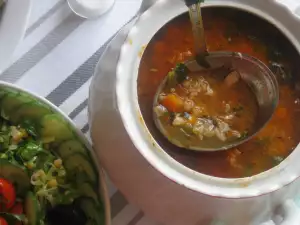 Sopa de pescado con arroz, cebolla y pimientos