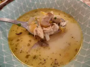 Deliciosa sopa de pescado con verduras