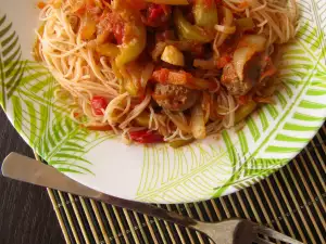 Fideos de arroz con longaniza y verduras