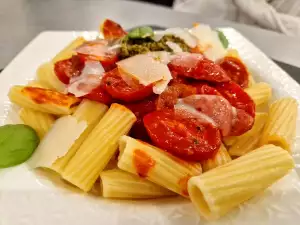 Rigatoni con pesto y tomates cherry