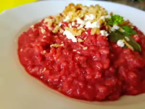 Un risotto diferente con remolacha y nueces