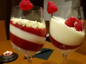 Postre romántico de mascarpone y frambuesas