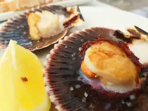 Vieiras con limón y vino blanco