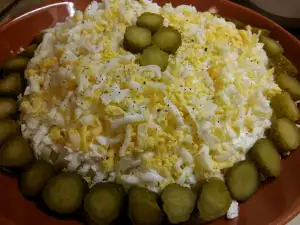 Ensaladilla de patata de invierno con huevos y queso