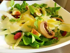 Ensalada verde con queso curado, higos y champiñones