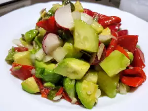 Ensalada de aguacate, pepino y pimiento asado