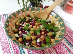 Ensalada colorida con alubias rojas y garbanzos