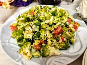 Ensalada de brócoli crudo con pomelo