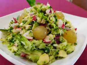 Ensalada de brócoli y uvas