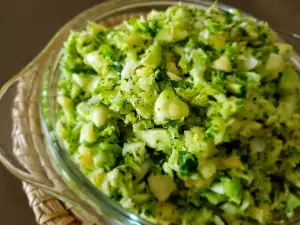 Ensalada de brócoli, calabacín y manzana