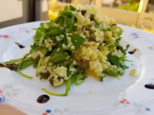 Ensalada fresca de bulgur, rúcula y alcaparras