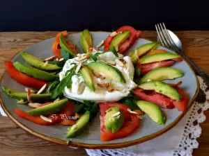 Ensalada con queso burrata y aguacate