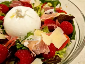 Ensalada italiana con burrata y frambuesas