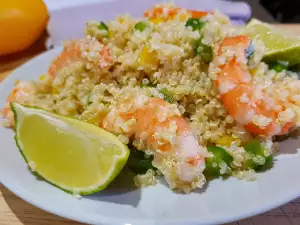 Ensalada de quinoa con gambas cocidas y lima