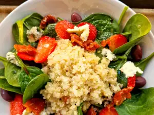 Ensalada de espinacas baby, quinoa y fresas