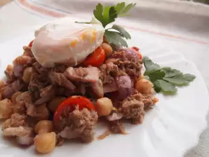 Ensalada de garbanzos con huevo escalfado