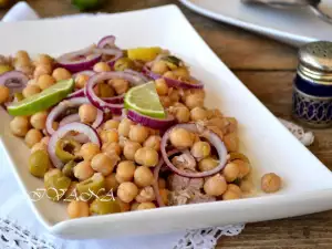 Ensalada de garbanzos, atún y aceitunas