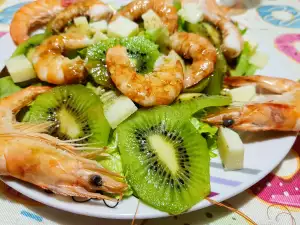 Ensalada fresca con kiwi y gambas