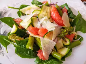 Ensalada de primavera con espinacas, espárragos y pomelo