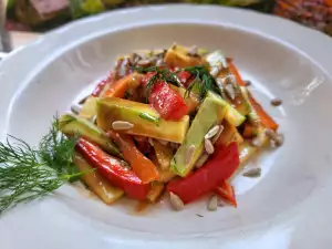 Ensalada de calabacín con zanahorias y pimientos