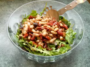 Ensalada Toscana con Alubias blancas, Tomates secos y Rúcula