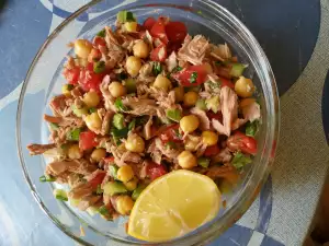 Ensalada de atún con garbanzos y tomate