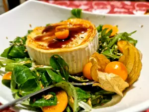 Ensalada de canónigos con queso de cabra y physalis