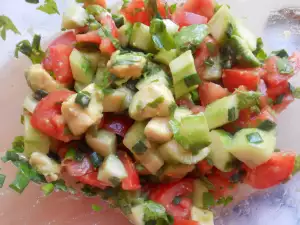 Ensalada de aguacate, tomate y pepino