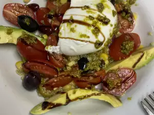 Ensalada de quinoa, aguacate y queso Burrata