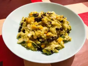 Ensalada de col y quinoa con aderezo verde