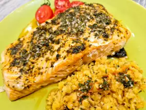 Salmón con lentejas rojas y salsa Chermoula