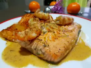 Salmón con gambas al champán y azafrán