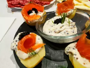 Aperitivo de patatas con salmón y caviar