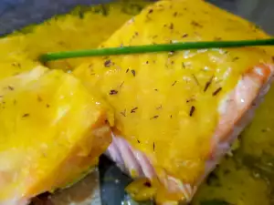 Salmón con salsa de azafrán