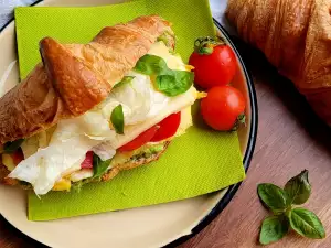 Bocadillo vegetariano con croissant