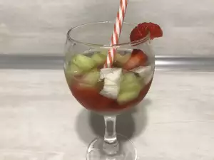 Sangría blanca con fresas, melón y miel