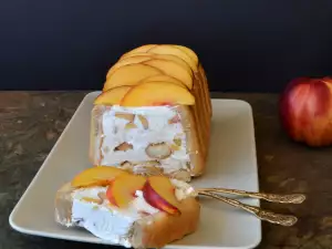 Semifreddo con melocotones y bizcochos de soletilla