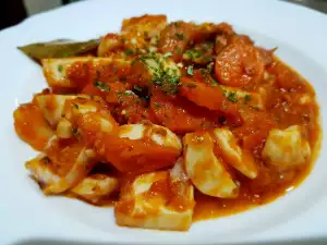 Sepia con zanahorias y tomates